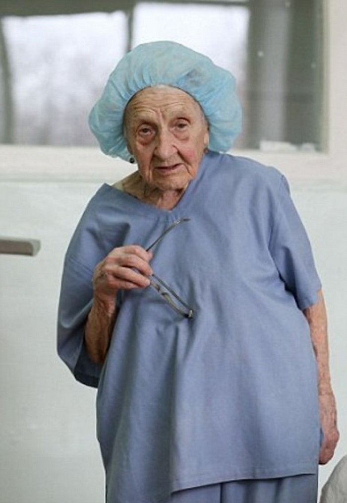 Бабушка медсестра