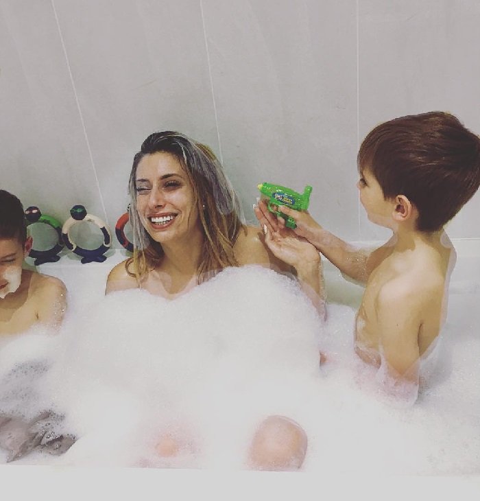 Мать принимает ванны со своими взрослыми сыновьями. 
